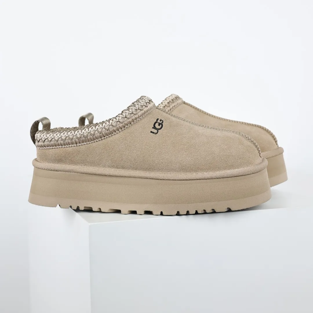 Pick up locally 💰540, the core recommendation is good price UGG Tazz series, rapeseed color half-flops, Xiaohongshu hot style, Henan Longfeng leather production, sheepskin and wool integration, top quality in the market, upper waterproof material, 2-3 cm cashmere insole, keeping warm in winter, suitable for home use. In the new year, uug has launched a style series, which is partially geared towards the preferences of young consumers. It has also been at the forefront of fashion trends. Shoe body material, water-repellent coated suede upper 17mm UGGPURE™ implanted wool insole Lightweight non-slip comfortable rubber outsole With brand LOGO Trademark Comes with full packaging Size: 35 36 37 38 39 40